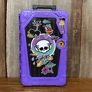Monster High 2025 Skulltimate Secrets Gore-geous Oasis Case Purple Jinafire Long